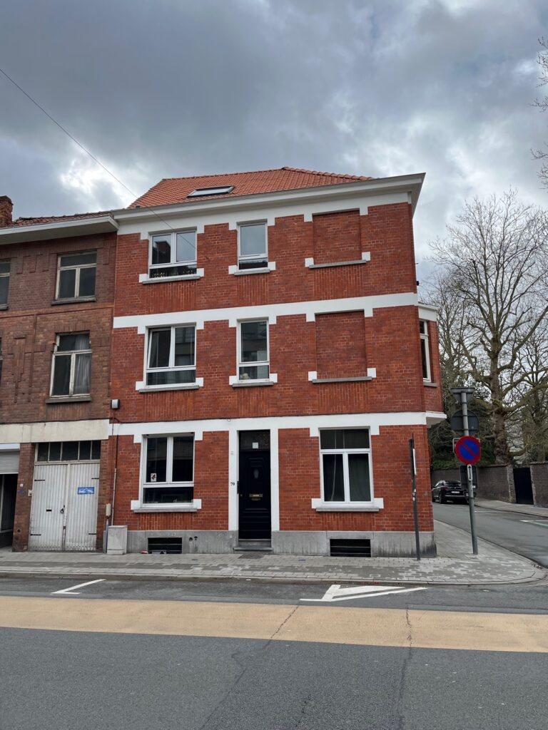 Twaalf volledig gerenoveerde units te huur, van gewone studentenkamer tot duplex-studio, op de hoek van de Doorniksewijk nr. 70 en de Burgemeester Pyckestraat nr. 1.