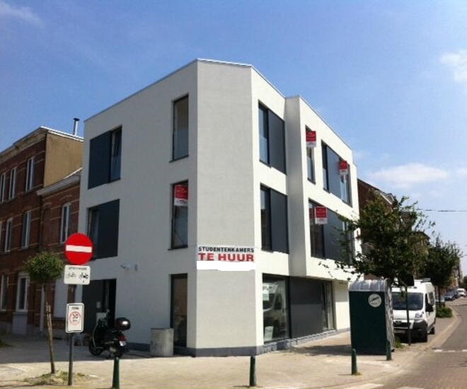 Twaalf gemeubelde studentenkamers te huur met privatieve badkamer (douche & toilet) te Kortrijk! Ligging: vlak in het centrum. Op fietsafstand van Kulak, Vives & Howest.